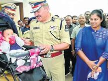 આ લેડી કોન્સ્ટેબલે રસ્તા પરથી મળેલી 2 મહિનાની બાળકીને પોલીસ સ્ટેશનમાં જ કરાવ્યું સ્તનપાન અને......