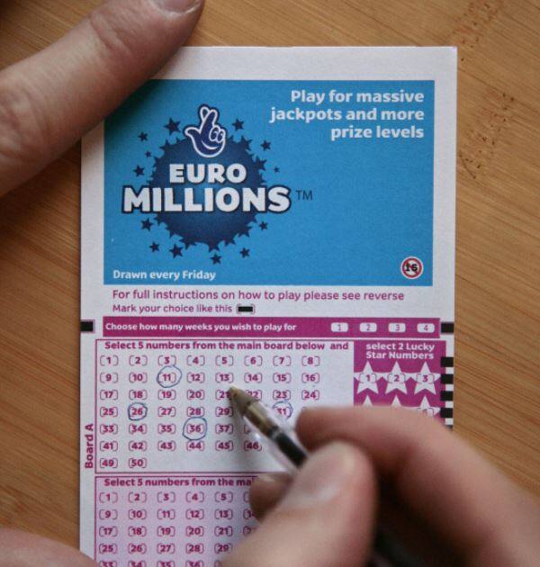 લંડનઃ બ્રિટનમાં એક યુવતી માટે વર્ષ 2019ની શરૂઆત યાદગાર રીતે થઈ છે. 23 વર્ષની યુવતીને લોટરીમાં 1150 કરોડ રૂપિયાનું ઈનામ લાગ્યું છે. જેના કારણે તે દેશની ચૌથી સૌથી મોટી લોટરી વિજેતા બની છે. મંગળવાર રાતે યોજાયેલા ડ્રોમાં બ્રિટનના અન્ય 10 લોકોને પણ લોટરી લાગી છે. 