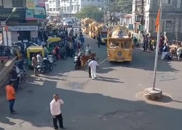 અંતિમયાત્રામાં સૌરાષ્ટ્રભરમાંથી વણિક કંદોઈ સુખડીયા જ્ઞાતિના લોકો જોડાયા હતા. એક સાથે પાંચ લોકોની અંતિમયાત્રા નીકળતાં વાતાવરણ ગમગીન બની ગયું હતું. તમામ મૃતદેહને શબવાહિમાં સ્મશાન સુધી લઈ જવામાં આવ્યા હતા.