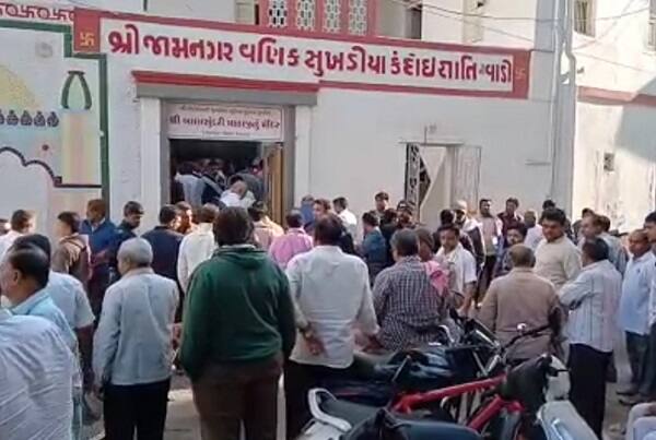 જામનગરમાં આપઘાત કરી લેનાર પરિવારના મોભી એવા પન્નાલાલ સાકરિયાએ જણાવ્યું હતું કે ઘરમાં કમાવાવાળો તેનો દીકરો દીપક એકલો જ હતો. તેની સામે પરિવારનો ખર્ચ ખૂબ જ વધારે હતો. તેમના પત્ની છેલ્લા થોડા વર્ષોથી હૃદયની બીમારીથી પીડાતા હતા. તેની સારવાર માટે પણ મોટી રકમ ખર્ચ કરવી પડતી હતી.