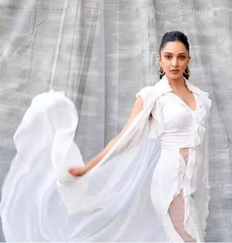 26 વર્ષની ઉંમરે જ કિયારાએ બૉલીવુડમાં સારુ એવુ નામ કમાઇ લીધુ છે. હાલમાં તે શાહિદ કપૂર સ્ટારર ફિલ્મ ‘કબીર સિંહ’માં વ્યસ્ત છે.  