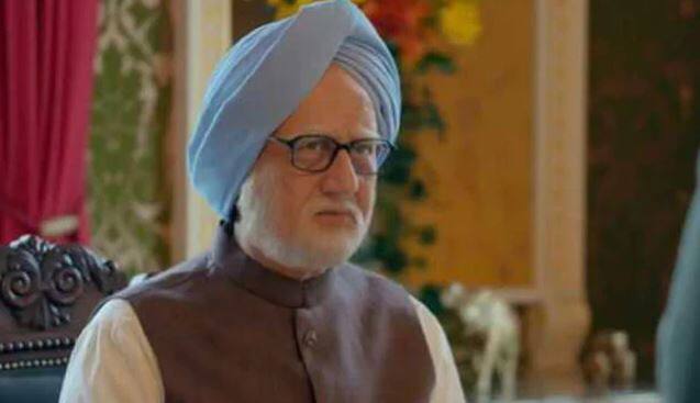 મુંબઈ: અનુપમ ખેરની અપકમિંગ ફિલ્મ ‘ધ એક્સિડેન્ટલ પ્રાઇમ મિનિસ્ટર’ રિલીઝ પહેલા જ વિવાદોમાં સપડાઇ છે. આ ફિલ્મમાં ગાંધી પરિવારની ખરાબ છબિ દર્શાવવામાં આવી હોવાનો આરોપ છે. જેને લઈને મહારાષ્ટ્રના અનેક નેતાઓએ પણ વિરોધ નોંધાવ્યો છે. ત્યારે તમામ રાજકીય વિવાદો વચ્ચે યૂટ્યૂબ પર ટ્રેન્ડ કરી રહેલું આ ટ્રેલર હવે નજર નથી આવી રહ્યું. જેને લઈને ફેન્સે પણ ફરિયાદ કરી છે. જેના બાદ અનુપમ ખેર ગુસ્સે ભરાયા છે અને ટ્વીટ પર પોતાનો પક્ષ મુક્યો છે.