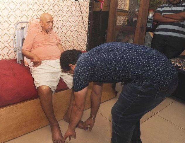  ગુરુપૂર્ણિમાંના દિવસે સચિન પોતાના બાળપણના કોચ આચરેકર પ્રતિ સન્માન વ્યક્ત કર્યું હતું. અને સોશિયલ મીડિયા પર તસવીર શેર કરી હતી.