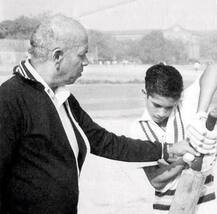 પોતાના ગુરુના નિધન પર સચિન તેંડુલકરે ભાવુક થઇને કહ્યું- તેમના યોગદાનને શબ્દમાં વર્ણવું અશક્ય