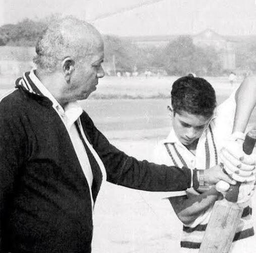 સચિને ભાવુક થઇને કહ્યું કે, “આચરેકર સરની ઉપસ્થિતિમાં સ્વર્ગમાં ક્રિકેટ સમૃદ્ધ થશે. અન્ય વિદ્યાર્થીઓની જેમ મે પણ સર પાસેથી ક્રિકેટની એબીસીડી શીખી હતી. મારી જિંદગીમાં તેમના યોગદાનને વર્ણવી શકાય એવા શબ્દો નથી. હું આજે જે મુકામ પર છું. તેનો પાયો આચરેકરે સરે જ નાખ્યો હતો.”