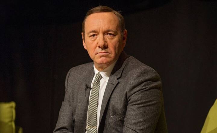 અગાઉ ડિસેંબરના છેલ્લા સપ્તાહમાં કેવિને સોશ્યલ મિડિયા પર એવો દાવો કર્યો હતો કે તમે (એટલે કે કેવિનના લાખ્ખો ફેન્સ ) મારા જવાબની પ્રતીક્ષા કરજો. સત્યને સ્વીકારજો. મારા પરનો આક્ષેપ ખોટો છે એ હું પુરવાર કરી આપીશ. આ સંદર્ભમાં કોર્ટે એને સમન્સ મોકલ્યું હતું કે સાતમી જાન્યુઆરીની સુનાવણીમાં હાજર થજો. એના વતી હાજર રહેલા એના વકીલે કેવિનને હાજરી આપવામાંથી મુક્તિ આપવાની અરજી કરી હતી.