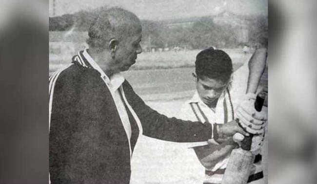 રમાકાંત આચરેકરનું 87 વર્ષની જૈફ વયે નિધન થયુ, ભારતીય ટીમે આજે સિડની ગ્રાઉન્ડ પર કાળી પટ્ટી બાંધીને મેદાનમાં ઉતરીને તેમને શ્રદ્ધાંજલિ આપી રહી છે. 