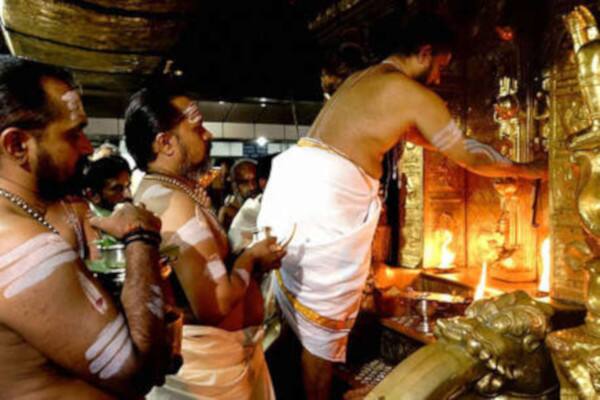 મૃત્યુ પામનાર ચંદન ઉન્નીથન- ‘સબરીમાલા કર્મ સમિતિ’ના કાર્યકર્તા હતા, જે મહિલાઓને મંદિરમાં ઘૂસવાનો વિરોધ કરી રહ્યાં હતા. બુધવારે અહીં થયેલા CPIM-BJPના કાર્યકર્તા વચ્ચેના ઘર્ષણમાં ઘાયલ થયા હતા, બાદમાં હૉસ્પીટલમાં મોડી રાત્રે મૃત્યુ પામ્યા હતા. હિંસક પ્રદર્શનના કારણે કેરાલા બંધ રહ્યું છે. 