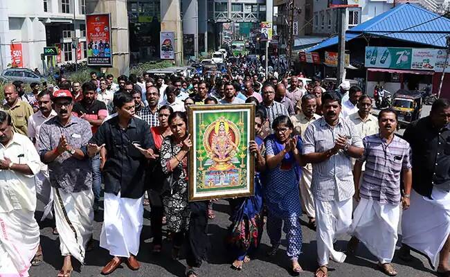 માહિતી પ્રમાણે પ્રદર્શનમાં ઘાયલ થયેલા 55 વર્ષીય ચંદન ઉન્નીથનનુ મોત થયુ છે, પોલીસે સબરીમાલા મંદિર મુદ્દે વિરોધ કરનારા 5 લોકોની ધરપકડ પણ કરી છે, આમના પર મહિલા પોલીસકર્મીઓ પર હુમલો કરવાનો આરોપ છે.