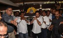 સચિને કોચ આચરેકરની અર્થીને આપી કાંધ, થયો ભાવુક, જુઓ તસવીરો