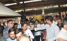 સચિને કોચ આચરેકરની અર્થીને આપી કાંધ, થયો ભાવુક, જુઓ તસવીરો