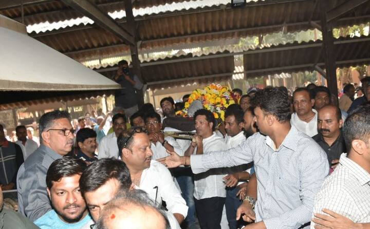 આચરેકરના નિવાસસ્થાનથી શિવાજી પાર્ક સ્મશાન ગૃહ સુધી તેમની અંતિમ યાત્રા નીકાળવામાં આવી હતી. જેમાં સચિન તેંડુલકર, વિનોદ કાંબલી, રાજ ઠાકરે સહિત મોટી સંખ્યામાં લોકો હાજર રહ્યા હતા.