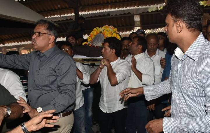 કોચ આચરેકરની અર્થીને કાંધ આપતો સચિન.