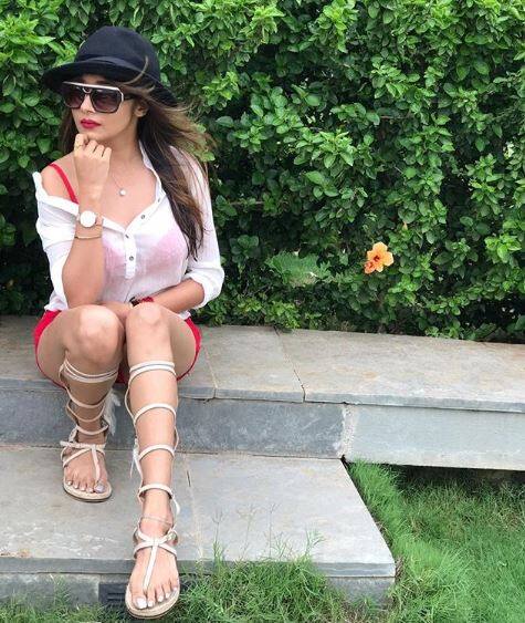 હું બોયફ્રેન્ડને એક કોમન ફ્રેન્ડ દ્વારા મળી હતી. તે મને મારતો હતો એટલું જ નહીં મારા મિત્રો સામે પણ મને ફટકારી હતી. હું ક્યારેય મારો સંબંધ જાહેર કરવા નહોતી માંગતી પરંતુ હવે મને લાગ્યું કે બોલવાનો આ યોગ્ય સમય છે. બીજી વખત હું કોઇ અફેરમાં પડવા નથી માંગતો. હવે હું ઠરીઠામ થઈ જવા માંગુ છું. મારી હંમેશાથી લવ મેરેજ કરવાની ઈચ્છા હતી પરંતુ હવે બધુ ભગવાન ઉપર છોડી દીધું છે. ઈન્ડસ્ટ્રીના કોઈ પણ વ્યક્તિ અને ખાસ કરીને એક્ટર સાથે લગ્ન કરવા માંગતી નથી.