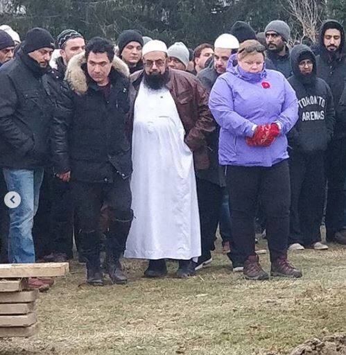 સરફરાજે નમાજે ઝનાજામાં સામેલ તમામ ફેન્સનો આભાર માન્યો હતો. તેમણે કહ્યું તેમના પિતા તમામ ફેન્સને ખુબ પ્રેમ કરતા હતા. 