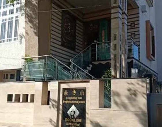 જાણકારી મુજબ 200થી વધારે આઈટી અધિકારીઓ સાથે કર્ણાટકા પોલીસ પણ દરોડામાં મદદ કરી રહી છે. આ દરોડા દરમિયાન સ્ટાર્સના પરિવારજનો સાથે પણ પુછપરછ કરવામાં આવી રહી છે. આઈટી વિભાગના અધિકારીઓ સંપત્તિની તપાસ કરી રહ્યા છે. 