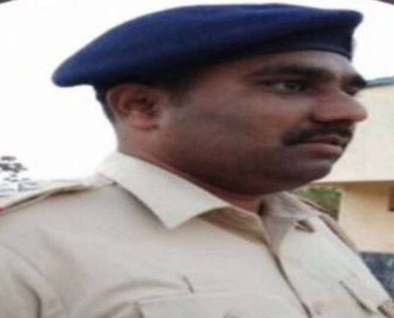 અમદાવાદ: અમદાવાદમાં PSIના આપઘાત કેસમાં અંતે ફરિયાદ દાખલ કરવામાં આવી છે. ફરિયાદ દાખલ થયા બાદ PSIના મૃતદેહનો સ્વીકાર કરી આવતીકાલે શુક્રવારે અંતિમ સંસ્કાર કરવામાં આવશે તેમ પરિવારજનોએ જણાવ્યું હતું. મૃતક PSI દેવેન્દ્રસિંહ રાઠોડના પરિવારના સભ્ય રાજેન્દ્રસિંહે જણાવ્યું કે સમગ્ર કેસમાં મૃતકના પિતા સતેન્દ્ર વાઘેલાને ફરિયાદી બનાવવામાં આવ્યા છે. અમે તપાસમાં પૂરતો સહયોગ આપીશું. ફરિયાદ નોંધવાનું કામ પૂર્ણ થઇ ગયું છે. આવતીકાલે સવારે મૃતકની અંતિમવિધિ પૂર્ણ કરવામાં આવશે.