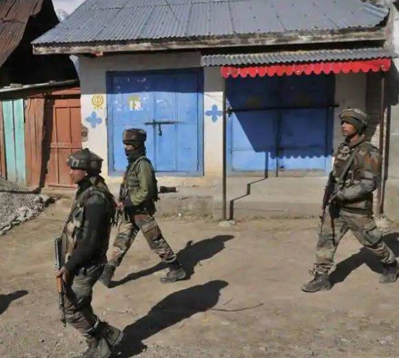 પ્રવક્તાએ જણાવ્યું કે પોલીસ રેકોર્ડ અનુસાર જુબૈર જૈશ-એ-મોહમ્મદ સાથે જોડાયેલો હતો જ્યારે શકૂર અને તવસીફ હિઝ્બુલ મુજાહીદીન સાથે જોડાયેલો હતો. તેમણે જણાવ્યું કે અથડામણ સ્થળ પરથી હથિયાર અને વિસ્ફોટક પદાર્થ મળી આવ્યા છે. આ મામલે ફરિયાદ દાખલ કરી છે અને તપાસ ચાલી રહી છે. 