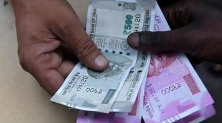 8 નવેમ્બર 2016માં નોટબંધી બાદ સરકારે 500 અને 1000 રૂપિયાની નોટ પર પ્રતિબંધ લગાવી દીધો હતો. તેના બાદ નવી 500 અને 2000 રૂપિયાની નોટ જારી કરવામાં આવી હતી. અધિકારીએ જણાવ્યું કે 2000 રૂપિયાની નોટો છાપવાનું કામ ઘટાડીને તેને ન્યૂનતમ સ્તર પર લાવવાનો નિર્ણય કરવામાં આવ્યો છે.