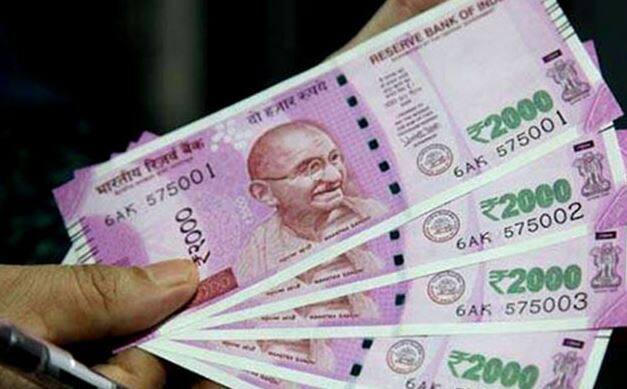 નવી દિલ્હી: બે વર્ષ પહેલા નોટબંધી બાદ જારી કરવામાં આવેલી 2000 હજારની ચલણી નોટ છાપવાનું સરકારે ઓછું કરી દીધું છે. નોટ છાપવાનું કામ ઘટીને અત્યાર સુધી સૌથી નીચલા સ્તર પર આવી ગયું છે. નાણાં મંત્રાલયના એક અધિકારી અનુસાર 2016માં થયેલી નોટબંધી બાદ જે બે હજાર રૂપિયાની નોટ છપાઈ રહી હતી તેની સંખ્યામાં આ વર્ષે ખુબ જ મોટો ઘટાડો થયો છે. 