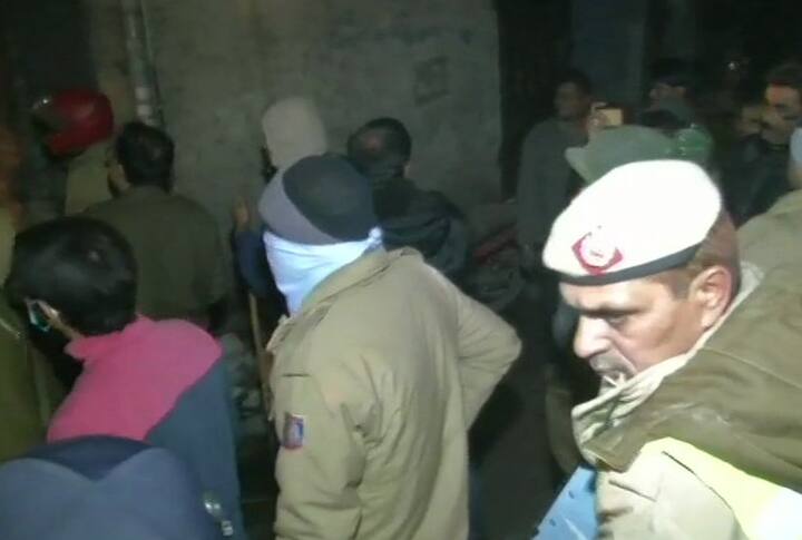 માહિતી અનુસાર, આ ફેક્ટરીમાં સિલેન્ડર બ્લાસ્ટ થયો હતો, જોકે પોલીસનું કહેવું છે કે પહેલા કમ્પ્રેશરમાં ધડાકો થયો હતો, ત્યારબાદ ઇમારતની છત નીચે પડી, જેના કારણે અહીં કામ કરતાં કામદારો દબાઇ ગયા હતા, જેમાના મોત થયા હતા. 