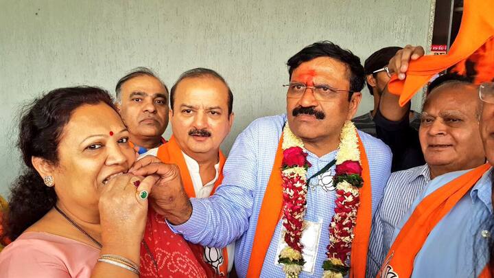 ગોડાદરા ખાતે બોગસ દસ્તાવેજ બનાવીને જમીન પચાવી પાડવાના કેસમાં સુરતની કરંજ બેઠકના ભાજપના આરોપી ધારાસભ્ય પ્રવિણ ઘોઘારીની ગમે ત્યારે ધરપકડ થશેસ, કેમકે ગુરુવારે કોર્ટે આરોપી દ્વારા કરવામાં આવેલી આગોતરા જામીન અરજી નામંજૂર કરી છે. આ કેસમાં સરકાર પક્ષે એપીપી ડોબરિયાએ દલીલો કરી હતી.