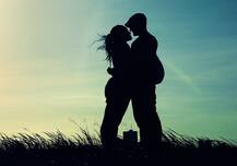 કપલે રેલ્વે સ્ટેશન પર પ્રવાસીઓની હાજરીમાં જ માણ્યું સેક્સ, મહિલા કૉન્સ્ટેબલે રોકવા પ્રયત્નો કર્યો તો..........