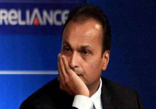 નવી દિલ્હી: સ્વીડનની ટેલિકોમ ઉપકરણ બનાવતી કંપની એરિક્શને રિલાયન્સ કોમ્યુનિકેશન ચેરમેન અનિલ અંબાણી વિરુદ્ધ સુપ્રીમકોર્ટમાં પોતાની બીજી અવગણના અરજી દાખલ કરી છે. આ અરજીમાં કહેવામાં આવ્યું છે કે જ્યાં સુધી તેઓ સ્વીડિશ કંપનીના 550 કરોડ રૂપિયાનું ભુગતાન નહીં કરે ત્યાં સુધી તેમને સિવિલ જેલમાં બંધ કરવામાં આવે અને તેમની વિદેશ યાત્રાઓ પર રોક લગાવવામાં આવે. અનિલ અંબાણીએ એરિક્શનના 550 કરોડ રૂપિયા તરત ચૂકવવા માટે કોર્ટમાં વ્યક્તિગત રીતે ગેરંટી લીધી હતી.