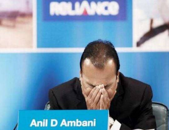 આ મામલે આરકોમ દ્વારા જણાવવામાં આવ્યું કે, એરિક્શન અને લેંડર્સનું દેવું ચુકવવામાં તેમને મોડું થઇ રહ્યું છે તેના માટે ટેલિકોમ ડીપાર્ટમેન્ટ જવાબદાર છે. ટેલિકોમ ડીપાર્ટમેન્ટ તેમની રિલાયન્સ જિયો ડીલને નો ઓબ્જેક્શન સર્ટિફિકેટ નથી આપી રહ્યું. કંપનીએ ટેલિકોમ ડીપાર્ટમેન્ટ સામે પણ અદાલતમાં અરજી દાખલ કરી છે. સુપ્રીમકોર્ટ સોમવારે બંને મામલે સુનાવણી કરશે.