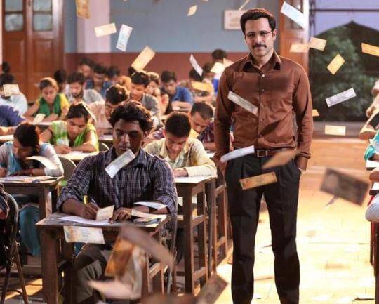 મુંબઈ: બોલીવૂડ એક્ટર ઈમરાન હાશમીની ફિલ્મ ચીટ ઈન્ડિયા 2019ની શરૂઆતમાં રિલીઝ થઈ રહી છે. આ ફિલ્મનું ટ્રેલર રિલીઝ થઈ ગયું છે અને દર્શકો દ્વારા ઈમરાન હાશમીના રોલને ખૂબ પસંદ કરવામાં આવી રહ્યું છે. રિપોર્ટ્સ મુજબ, આ ફિલ્મની રિલીઝ ડેટ બદલવામાં આવી છે. આ ફિલ્મની સાથે જ અન્ય બે મોટી ફિલ્મો રિલીઝ થતી હોવાના કારણે ચીટ ઈન્ડિયા ફિલ્મની રિલીઝ ડેટમાં ફેરફાર કરવામાં આવ્યો છે. 