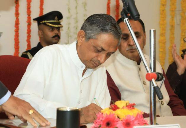 ગુજરાતમાં આવનારા દિવસોમાં રાજકારણમાં નવા જૂના થવાના સંકેત મળી રહ્યા છે. સુત્રોની જાણકારી પ્રમાણે કુંવરજી બાવળીયાને ચાલુ માસ દરમિયાન નાયબ મુખ્યમંત્રી પદના શપથ લેવડાવવામાં આવે તેવી ચર્ચા છે.