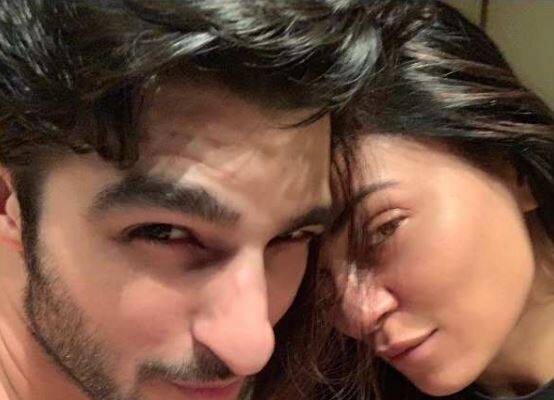  આમ તો બન્ને એક સાથે અનેક તસવીરો શેર કરતા રહે છે જેમાં બન્નેનો રોમેન્ટિક અંદાજ સ્પષ્ટ દેખાઈ છે. પરંતુ થોડાક દિવસો પહેલા જ્યારે બન્નેના લગ્નની ખબર આવી હતી ત્યારે સુષ્માએ એક વીડિયો શેર કર્યો હતો જેમાં તે એક્સરસાઇઝ કરી રહી હતી. વીડિયો શેર કરતા સુષ્મિતાએ લખ્યું હતું કે, ‘જ્યારે દુનિયા અનુમાન લગાવે છે, હું ટ્રેનિંગ કરું છું. આ બધુ ગૉસિપ વ્યર્થ છે. અત્યારે લગ્ન કરવાનો કોઈજ ઇરાદો નથી. જીંદગીનો રોમાન્સ ચાલી રહ્યો છે. પોતાની સચ્ચાઇ જણાવી રહી છું. ’ 