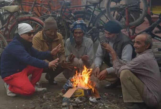 વેસ્ટર્ન ડિસ્ટર્બન્સના કારણે ગુજરાતમાં વાદળ છાયું વાતાવરણ રહેવાની શક્યતા હવામાન ખાતાએ વ્યક્ત કરી હતી. આગામી 6થી 8 જાન્યુઆરીના રોજ રાજ્યમાં કોલ્ડ વેવ રહેવાની શક્યતા છે. નલિયા,ડીસા,ગાંધીનગર,વલસાડ,અમરેલી જિલ્લામાં ઠંડા પવન ફૂંકાવાની શક્યતા દર્શાવી છે. ગુજરાતના વિવિધ શહેરોની ઠંડી અંગે વાત કરીએ તો 8.6 ડિગ્રી તાપમાન સાથે નલિયામાં સૌથી વધારે ઠંડી નોંધાઇ છે.