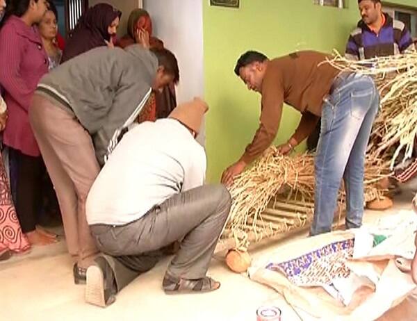 અમદાવાદ: કરાઈ એકેડેમીના પીએસઆઈ દેવેન્દ્રસિંહ રાઠોડનો મૃતદેહ પરિવારના લોકોએ પાંચ દિવસ બાદ સ્વીકાર્યો હતો. શુક્રવારે તેમના અંતિમ સંસ્કાર કરવામાં આવ્યા હતાં. મૃતદેહ ઘરે લવાતાં જ ઘરનું વાતાવરણ ગમગીન બની ગયું હતું. પાંચ દિવસ હિંમત રાખીને લડેલા પરિવારના લોકો મૃતદેહ જોઈને ભાંગી પડ્યા હતા.