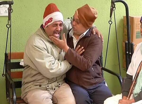 મૃતદેહ ઘરે લવાતા જ ઘરનું વાતાવરણ ખૂબ જ ગમગીન બની ગયું હતું. ઘરના તમામ સભ્યો મૃતદેહને જોતાં જ પોતાની લાગણી પર કાબૂ રાખી શક્યા ન હતાં અને ચોધાર આંસુએ રડી પડ્યા હતા. અંતિમ સંસ્કારની તૈયારી શરૂ થતાં જ દેવેન્દ્રસિંહના માતા-પિતા, ભાઈ અને પત્ની ગમગીન બની ગયા હતા.