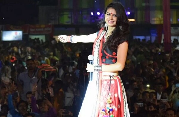 અમદાવાદઃ ‘ચાર ચાર બંગડીવાળી ગાડી’ના ગીતથી જાણીતી થયેલ કિંજલ દવેને અમદાવાદની કોમર્શિયલ કોર્ટે આ ગીત ન ગાવા માટે વચગાળાનો આદેશ કર્યો છે. ઓસ્ટ્રેલિયામાં કાઠિયાવાડી કિંગ તરીકે જાણીતા ગુજરાતી યુવકે આ ગીતને લઈને કોપીરાઈટનો દાવો કર્યો છે. તેનું કહેવું છે કે, તેણે આ ગીત લખ્યું છે અને ગાયું છે અને કિંજલ દવેએ તેની નકલ કરી છે. યુવકના દાવા પ્રમાણે વર્ષ 2016માં તેણે આ ગીત અપલોડ કર્યું હતું.