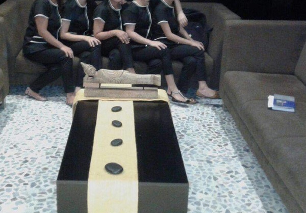 રાજકોટ એસીપી આર.એસ.ટંડેલને બાતમી મળી હતી કે, રાજકોટના એ ડિવિઝન પોલીસ સ્ટેશન વિસ્તારમાં વર્ક પરમિટ વગર થાયલેન્ડની યુવતીઓ કામ કરી રહી હતી. ત્યારે એસીપી દ્વારા જાતે ચેકિંગ હાથ ધરવામાં આવ્યું હતું. જે ચેકિંગ દરમિયાન થાયલેન્ડની સાત યુવતીઓ ઝડપાઈ હતી. જેમના પાસપોર્ટની તપાસ કરતા તમામ યુવતીઓ ટુરિસ્ટ વિઝા પર કામ કરતી જોવા મળી હતી.