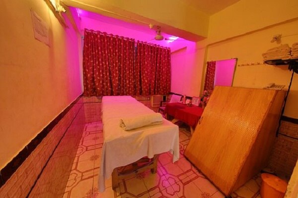 હાલ તો પોલીસે તમામ યુવતીઓ અને સ્પા સંચાલકની અટકાયત કરી વધુ પુછપરછ હાથ ધરી છે. ઉલ્લેખનીય છે કે રાજકોટ પોલીસે આ પહેલા એક સાથે 41 યુવતીઓને વર્ક પરમિટ વગર કામ કરતી ઝડપી પાડી હતી.