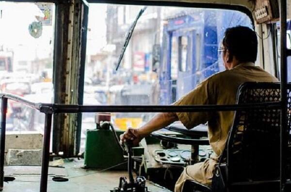 જોકે 108ના આવતા તુરંત રિક્ષા મારફતે ડાકોર સરકારી દવાખાને લઈ ગયા હતા. જ્યાં દિનેશભાઈને મૃત જાહેર કર્યાં હતા પોતાની ફરજને જીવ કરતાં મુસાફરો અને ફરજને પ્રાધાન્ય આપી 22 જીવ બચાવનારને મુસાફરો અને અધિકારીઓએ ભાવભીની શ્રદ્ધાંજલી આપી છે.