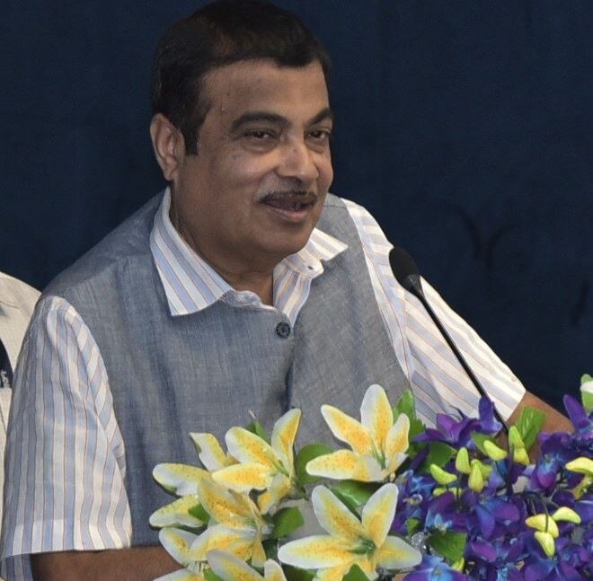 નિતિન ગડકરીએ કહ્યું, એ વિચારવાની જરૂર છે કે કઈ રીતે દેશના ગ્રામીણ અને શહેરી વિસ્તારમાં રોજગારની તકો ઉભી કરી શકાય. તેમણે કહ્યું, મહારાષ્ટ્રના મુખ્યમંત્રી દેવેંદ્ર ફડણવીસ અને હું બંને નાગપુરથી છીએ અને અમે વિદર્ભના આશરે 50 હજાર યુવકોને રોજગાર આપવાનો નિર્ણય કર્યો છે.