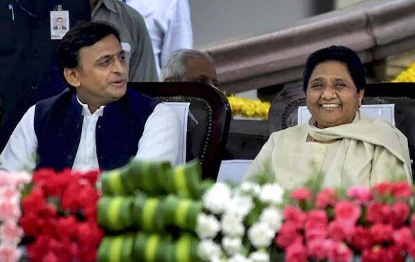 નવી દિલ્હી: 2019 લોકસભા ચૂંટણીમાં મહાગઠબંધનના સહારે ઉતરવા માટે ઉત્સુક કૉંગ્રેસને મોટો ઝટકો લાગ્યો છે. ઉત્તર પ્રદેશની બે મોટી પાર્ટી બસપા બહુજન સમાજ પાર્ટી અને સમાજવાદી પાર્ટીએ બેઠકોની વહેંચણીના ફોર્મ્યૂલાને અંતિમ સ્વરૂપ આપી દિધુ છે. સુત્રોની જાણકારી મુજબ બસપા સુપ્રીમો માયાવતી અને સમાજવાદી પાર્ટીના અધ્યક્ષ અખિલેશ યાદવે વચ્ચે દિલ્હીમાં મુલાકાત યોજાઈ હતી. 