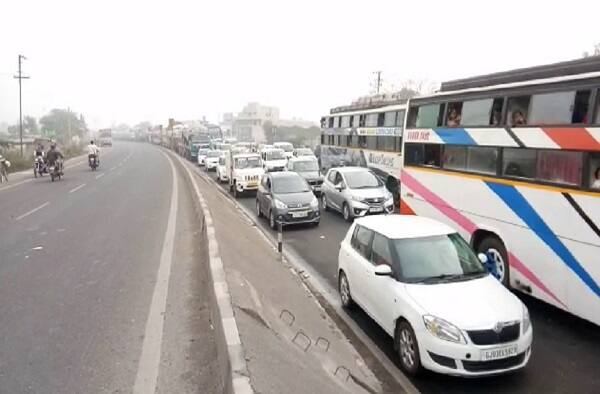 હાલ રાજકોટથી જેતપુરનો હાઈવે ફોર લેન છે પરંતુ ત્યાં અવારનવાર ટ્રાફિક જામની સમસ્યા થતી હોય છે. વાહન ચાલકોનો સમય અને શક્તિ વ્યર્થ જાય છે. જેના કારણે કેન્દ્ર સરકારે મહત્વની જાહેરાત કરતા જણાવ્યું હતું કે, તે આ હાઈવેનો 65 કિમીનો માર્ગ હવે સિક્સ લેન કરવામાં આવશે. ગોંડલ ચોકડી ખાતે ઓવરબ્રિજ પણ બનાવવામાં આવશે. આ ઓવરબ્રિજ અને સિક્સલેનનો સંયુક્ત ખર્ચ અંદાજીત 200 કરોડ થવાની સંભાવના છે.