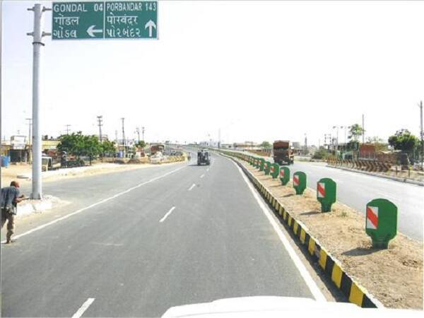 આ ઉપરાંત રાજકોટમાં નવો આકાર પામનારો રિંગ રોડ 81 કિલોમીટર લાંબો હશે. આ રિંગ રોડ રાજકોટની આસપાસ આવેલા 29 ગામમાંથી પસાર થશે. આ રિંગ રોડ બનતા જ શહેર તરફ આવતો ટ્રાફિક બારોબાર ડાયવર્ટ કરી શકાશે. 