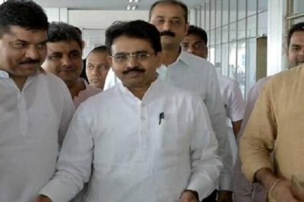 અમદાવાદ: કોંગ્રેસમાં ચાલી રહેલા આંતરિક ઘમસાણ વચ્ચે કોંગ્રેસ પ્રભારી રાજીવ સાતવ આજે અમદાવાદના પ્રદેશ કોંગ્રેસ કાર્યાલયે નારાજ થયેલા સીનિયર આગેવાનો સાથે વન ટુ વન બેઠક યોજી હતી. કોંગ્રેસ હાઈકમાન્ડ પ્રદેશ પ્રભારીને સમગ્ર મામલે નિવેડો લાવવા સ્પષ્ટ સૂચના આપી હતી.