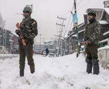 કાશ્મીરમાં ભારે હિમવર્ષા, કારગિલમાં માઈનસ 15 ડિગ્રીમાં ઉભા છે જવાનો, જુઓ તસવીરો