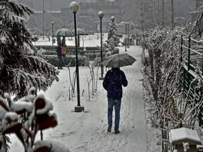 સહેલાણીઓ હિમવર્ષાની મજા માણી રહ્યા છે.