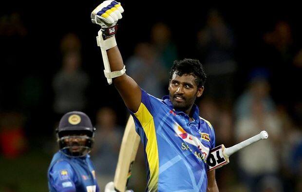 નવી દિલ્હીઃ શ્રીલંકા અને ન્યૂઝીલેન્ડ વચ્ચે રમાઇ રહેલી ત્રણ મેચની વન ડે સીરિઝની બીજી મેચમાં યજમાન ન્યૂઝીલેન્ડનો 21 રનથી વિજય થયો હતો. મેચ જીતવા 320 રનના લક્ષ્યાંકનો પીછો કરતાં શ્રીલંકાની ટીમ 298 રનમાં ઓલઆઉટ થઈ ગઈ હતી. શ્રીલંકાની બેટિંગ દરમિયાન થિસારા પરેરાની બેટિંગ આકર્ષણનું કેન્દ્ર રહી હતી. 