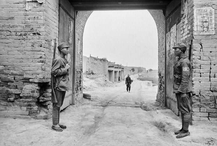 1938માં તેમણે ચીનની મુલાકાત લીધી અને માઓ ઝેદોંગ પર પ્રથમ મુંગી ફિલ્મ બનાવી. વોલ્ટર બોસાર્ડ 1933થી 1939નાં સમયગાળામાં ચીનમાં રહ્યા. તેમણે આ સમયમાં દૈનિક જીવનશૈલી, હેકોઉ પરનાં બોમ્બીંગ અને ચીનના નોમાદીક સમુદાયને કેમેરામાં કેદ કર્યા. વધારે મહત્વનું એ છે કે તેમણે યાનાનની ગુફાઓમાં માઓ ઝેંદોગને ફોટોગ્રાફસમાં કંડાર્યા.