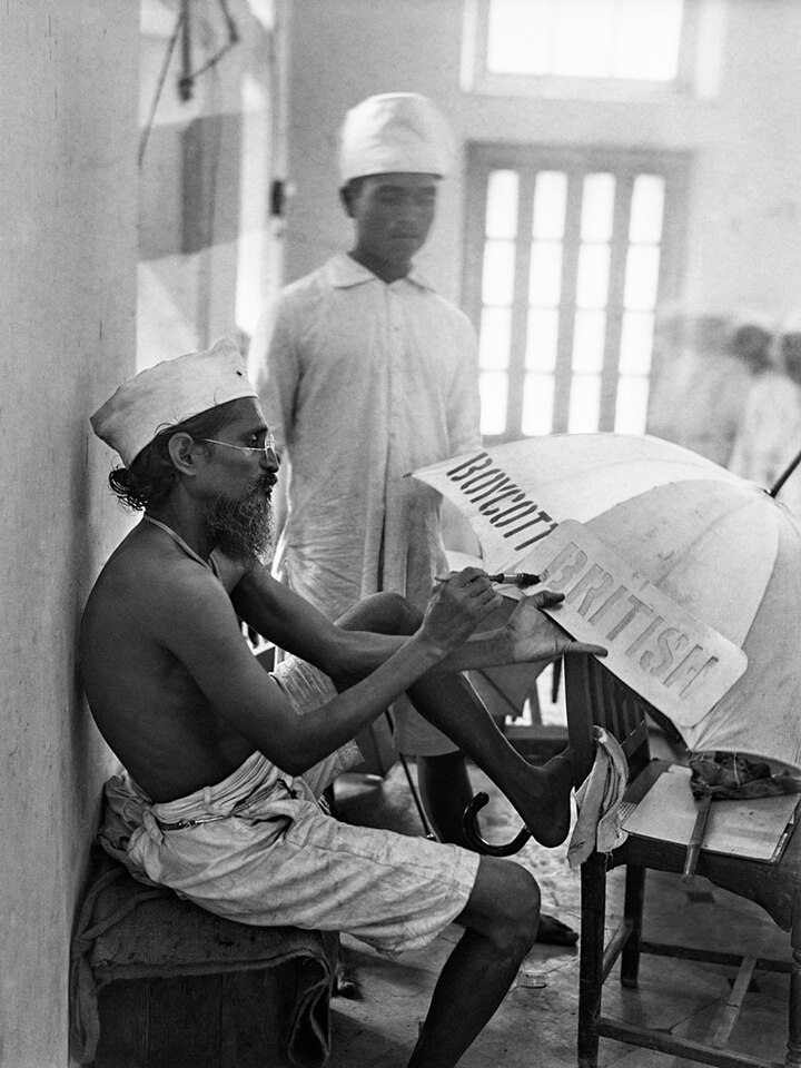 ‘મંચેર ઈલ્સ્ટ્રેટ’માં તા. 18માં 1930નાં રોજ વોલ્ટર બોસાર્ડની મહાત્મા ગાંધીની સ્ટોરી છપાઈ. મેગેઝિનનાં કવરમાં ગાંધીને વાંચનમાં ગળાડુબ દર્શાવાયા હતાં. મેગેઝિનનાં અંદરનાં ભાગમાં વાચક મહાત્મા ગાંધીને અંગત પરિસ્થિતિઓ-ડુંગળીનો સુપ પીતા, દાઢી કરતા અને નિંદ્રા માણતા જોઈ શકે છે. બોસાર્ડનાં અનોખા પોર્ટેઈટ્રેસનો લોકોએ વખાણ્યા હતાં.