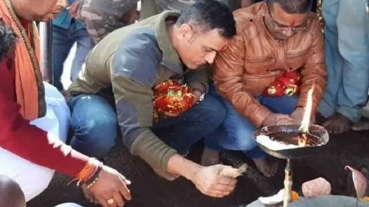 દેવડી માતામાં ધોનીને ખૂબ શ્રદ્ધા છે. તે જ્યારે પણ રાંચી આવે છે ત્યારે દેવડી માતાના દર્શનાર્થે જાય છે. કોઈપણ સીરિઝની શરૂઆતમાં ધોની આ મંદિરના દર્શન કરી ટીમ અને ખુદની સફળતા માટે પ્રાર્થના કરે છે.